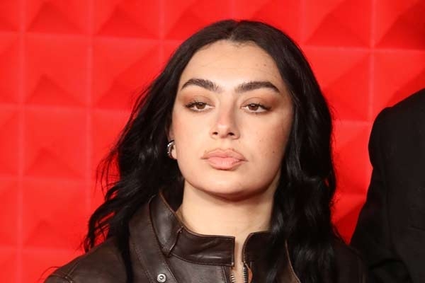 Перейти к новости "Charli XCX выпустила ремикс-альбом с суперзвёздами"